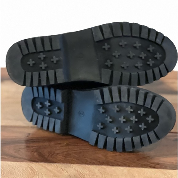 GAP. Size 2 (girls). Black faux suede Chelsea boots. Mint condition. - Picture 8 of 8